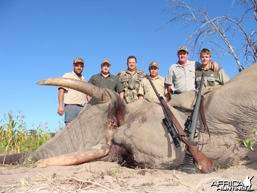 Elephant Hunt PH Hein Uys with client