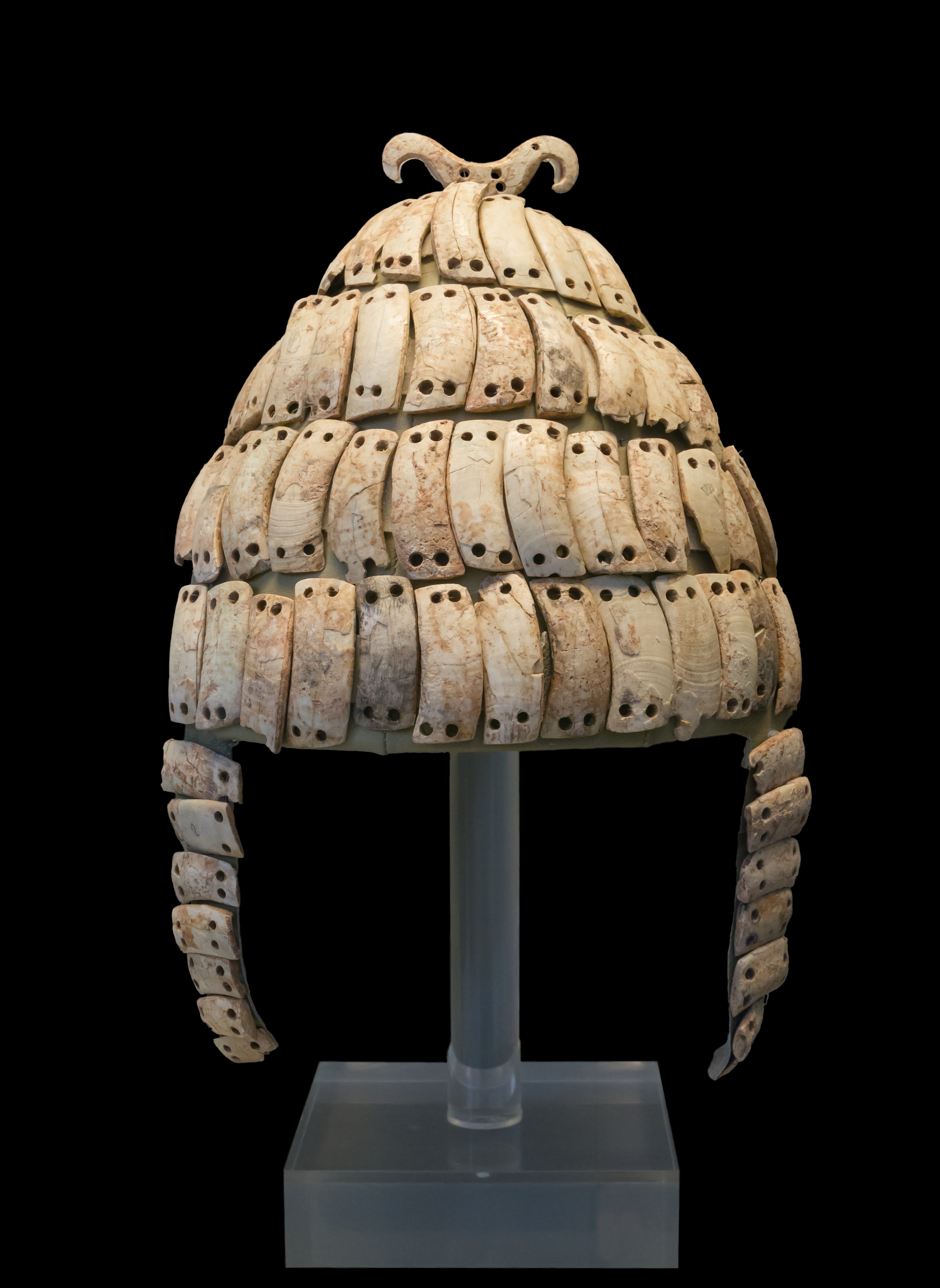 Boars's_tusk_helmet_NAMA6568_Athens_Greece1.jpg