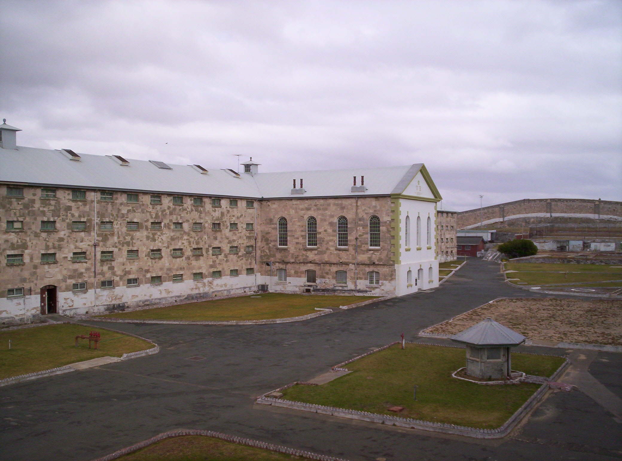 Fremantle_prison_main_cellblock.JPG