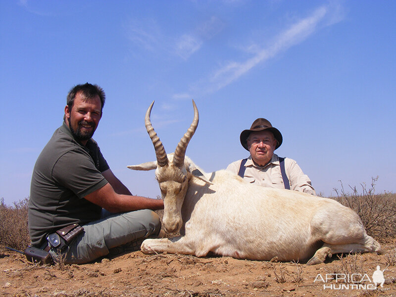 White Blesbok hunt with Wintershoek Johnny Vivier Safarisarthog fight Tanza